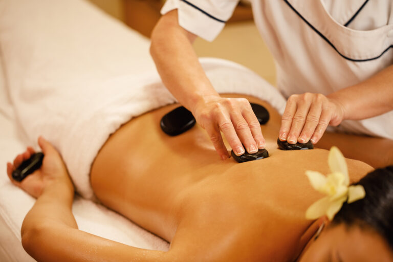 Kunde er i behandling med Hot Stone massage